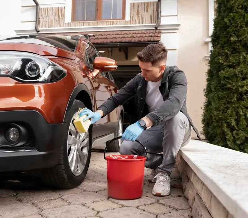 Lavage auto à domicile Arques-la-Bataille : professionnel intervenant sur un véhicule